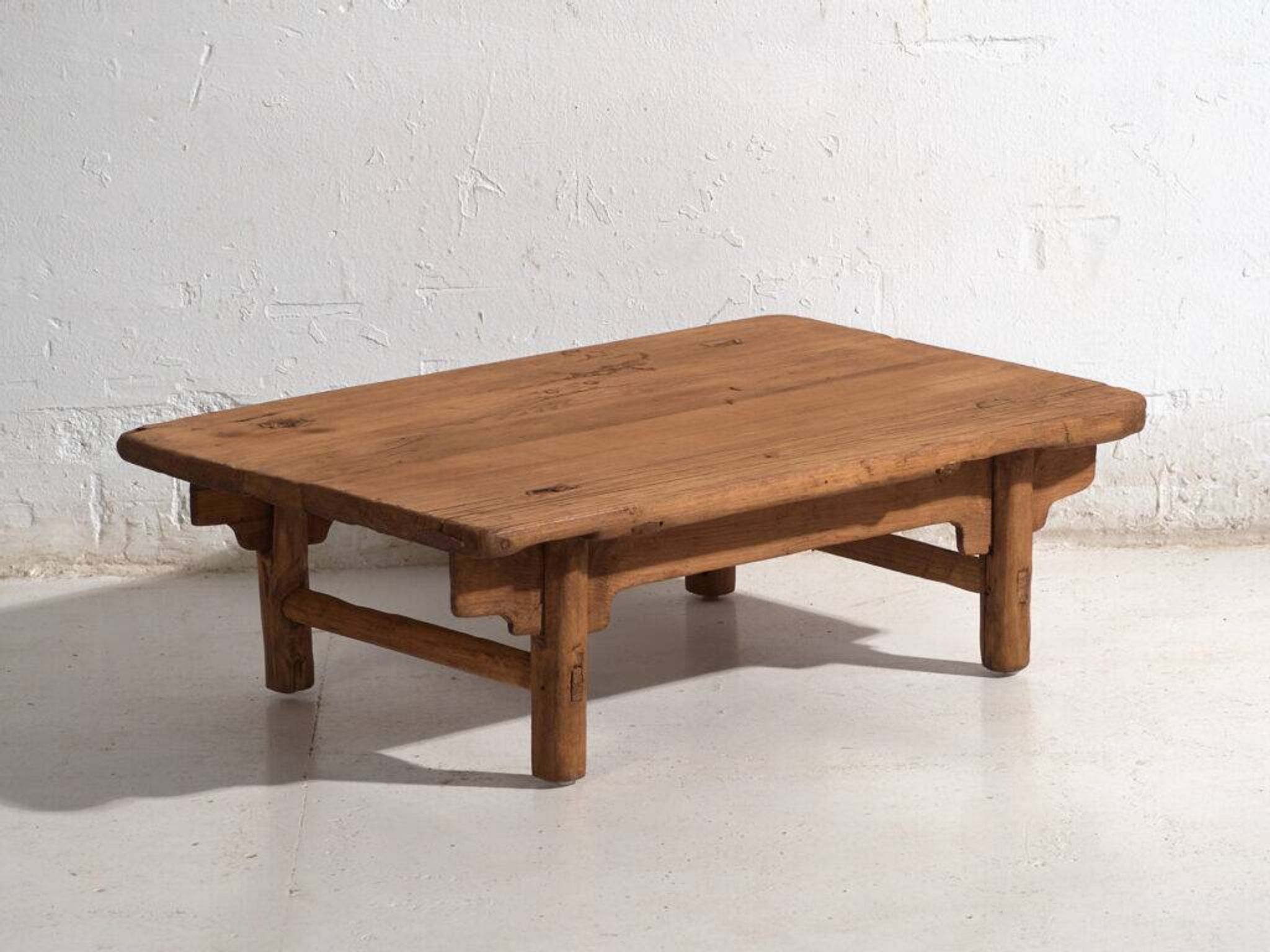 Table basse ancienne en bois de pin – Chine, circa 1930