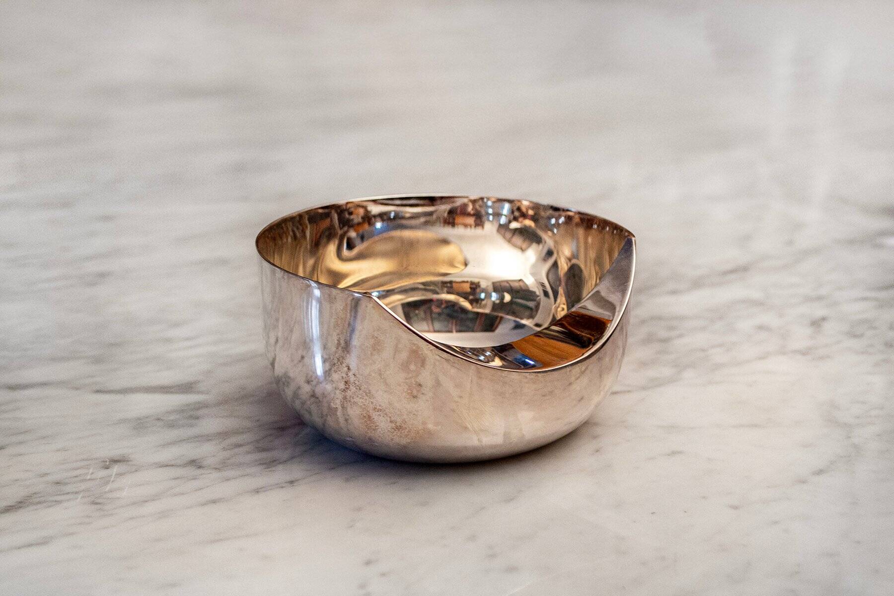 Sculptural bowl plated in silver by Lino Sabattini, 1970s.