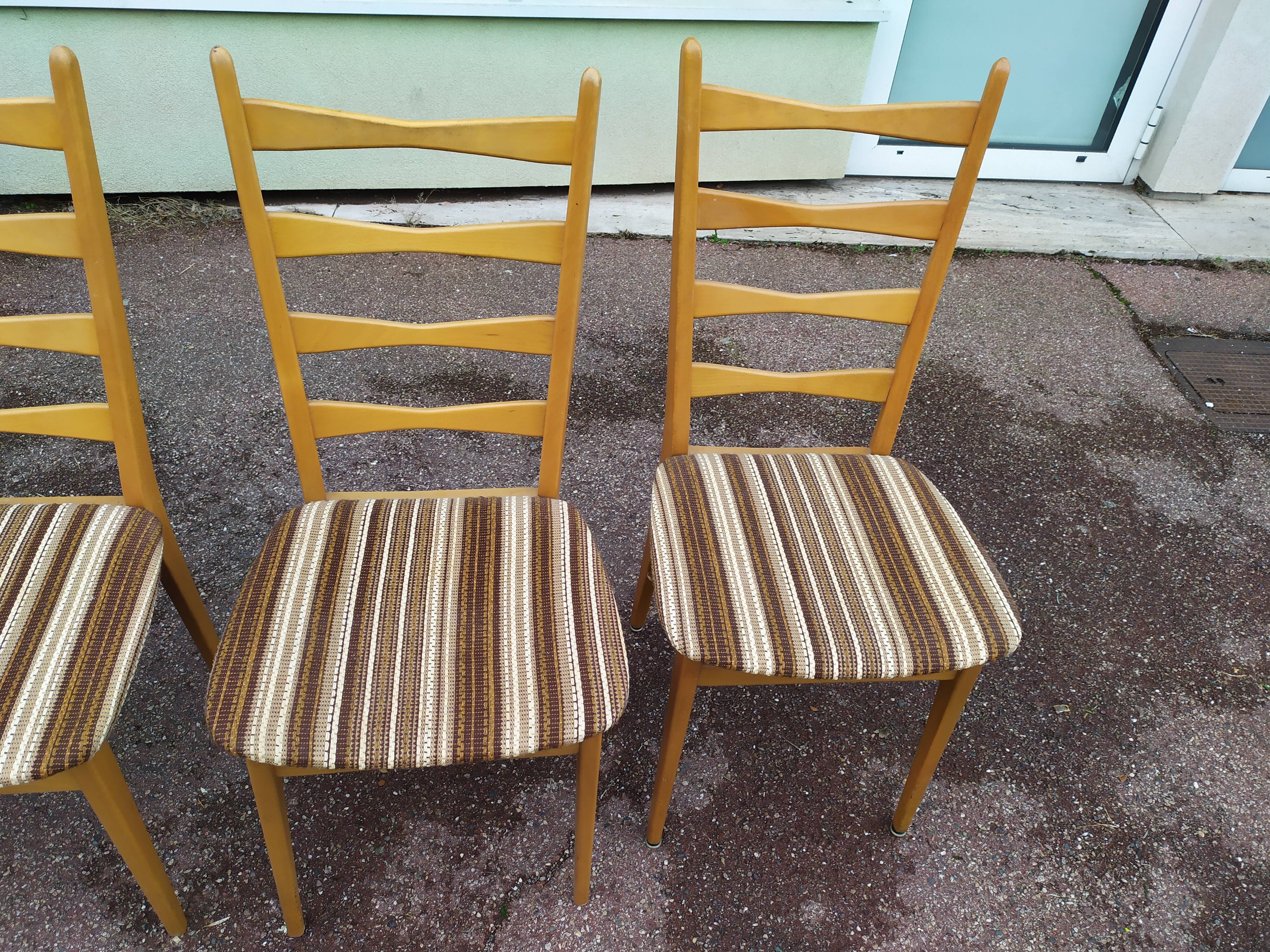 Lot 4 Light wood chairs in vintage Scandinavian fabric