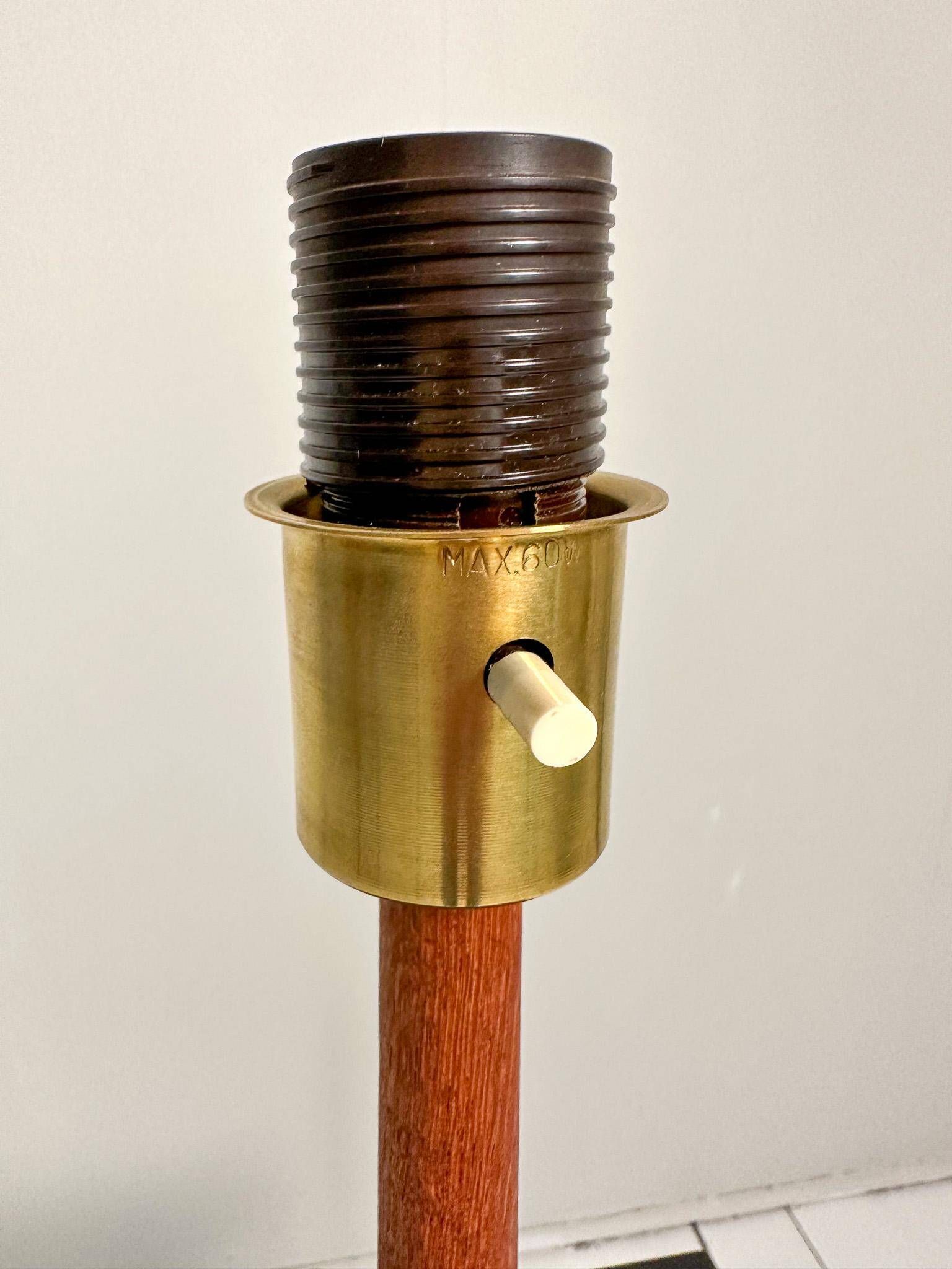 Lampe de table en teck et coton de style milieu du siècle par Einar Bäckström, Suède, 1950s