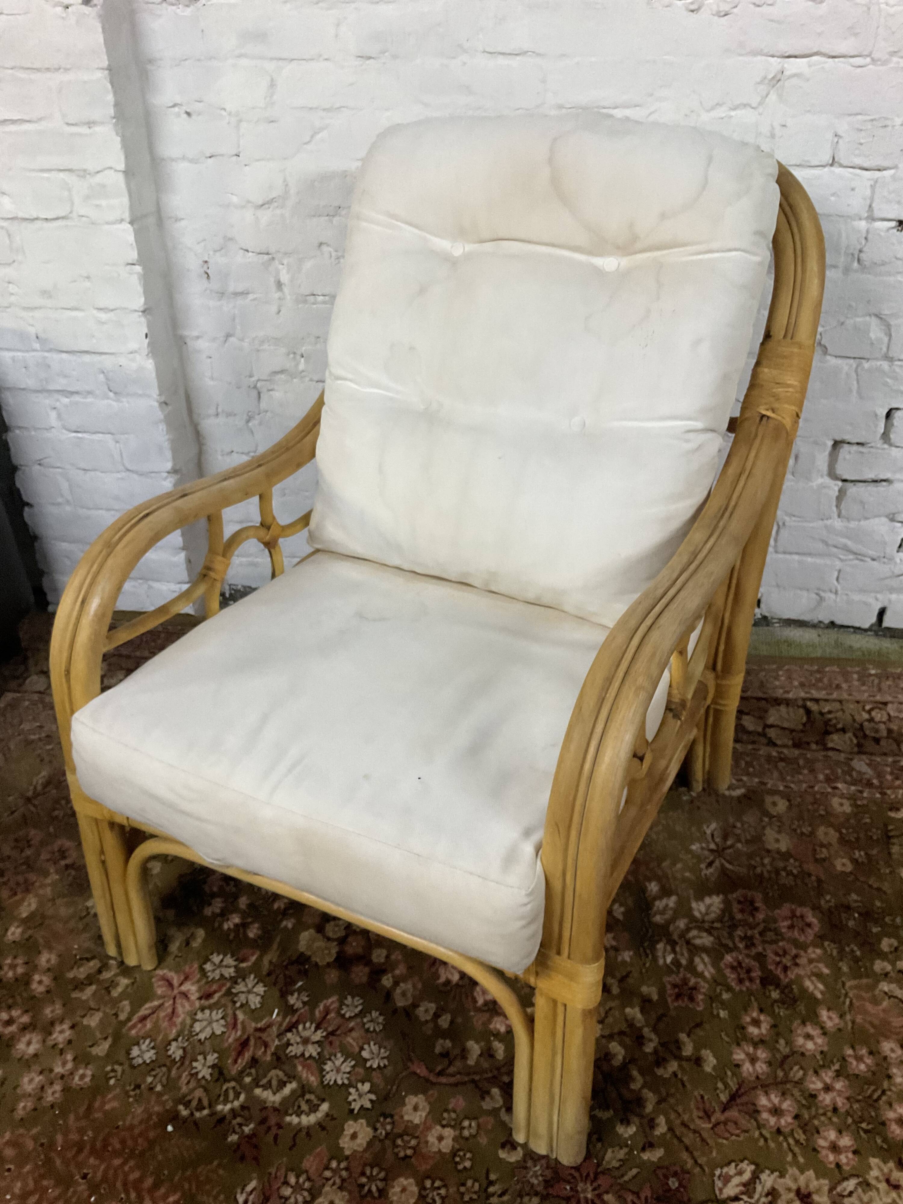 Fauteuil chauffeuse vintage en rotin des années 70