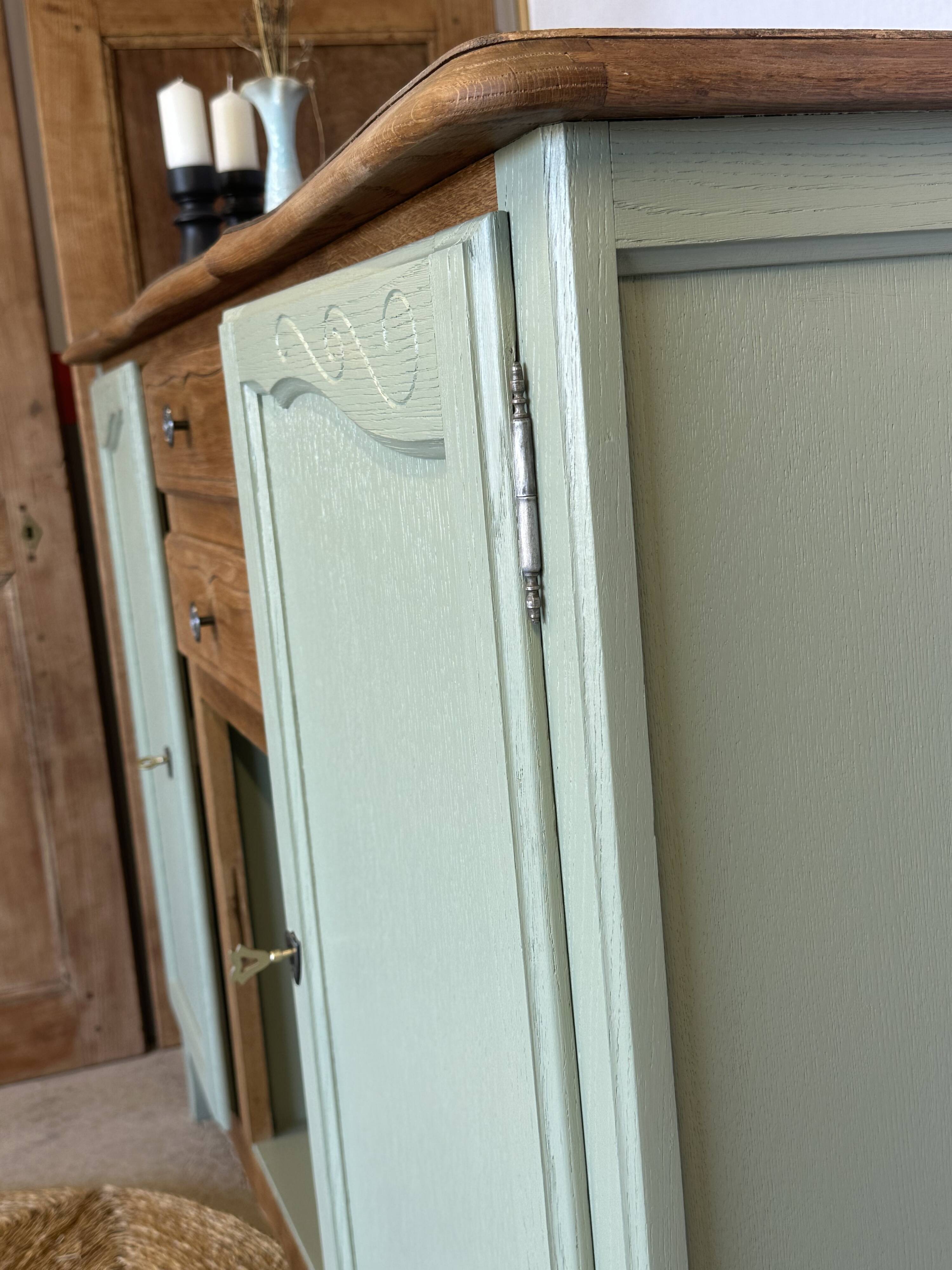 Buffet vintage en bois et vert sauge