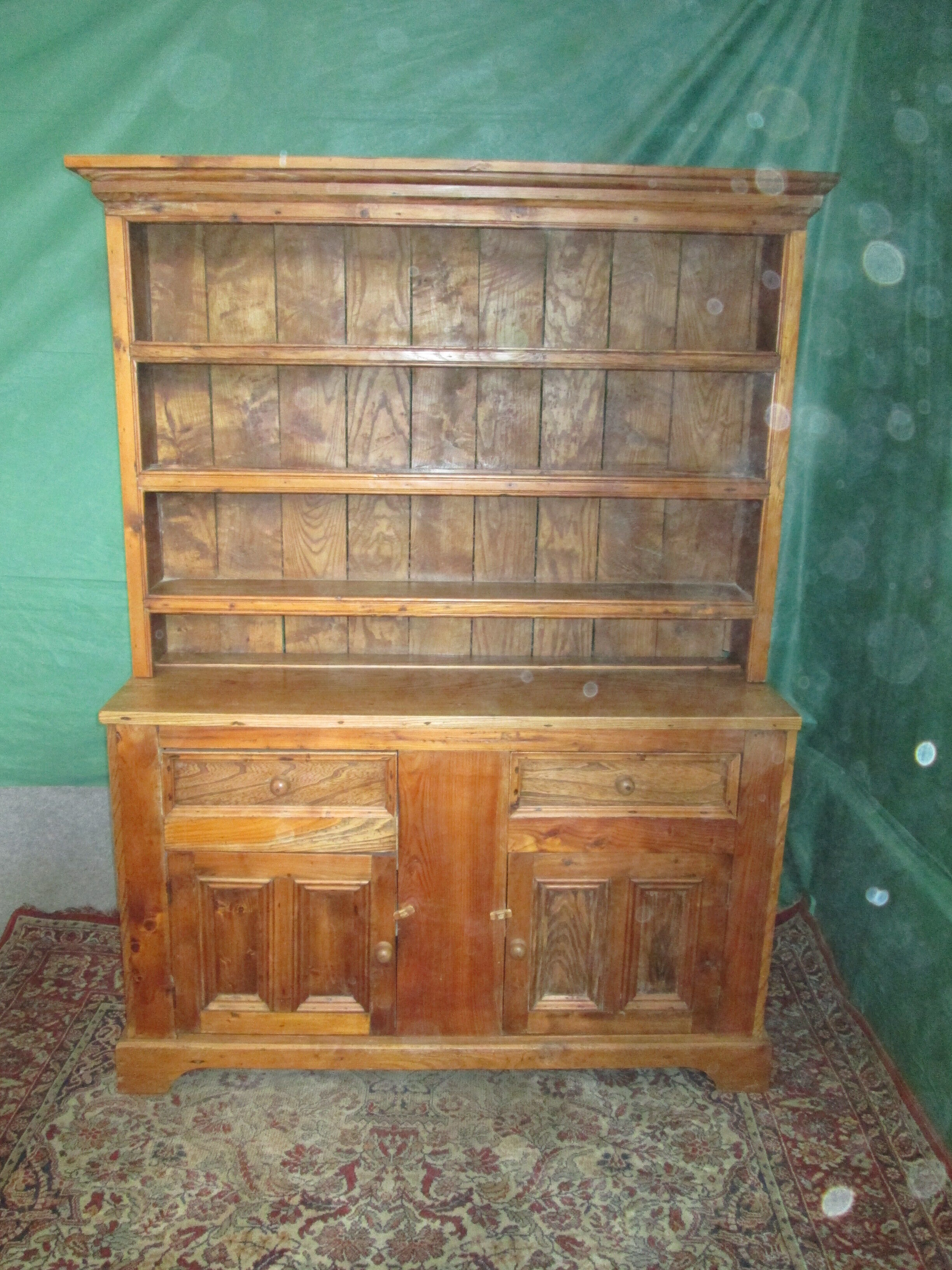 English elm vaisselier