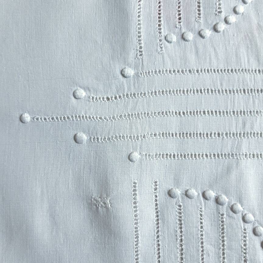nappe ancienne en voile de lin brodée 135x135 cm