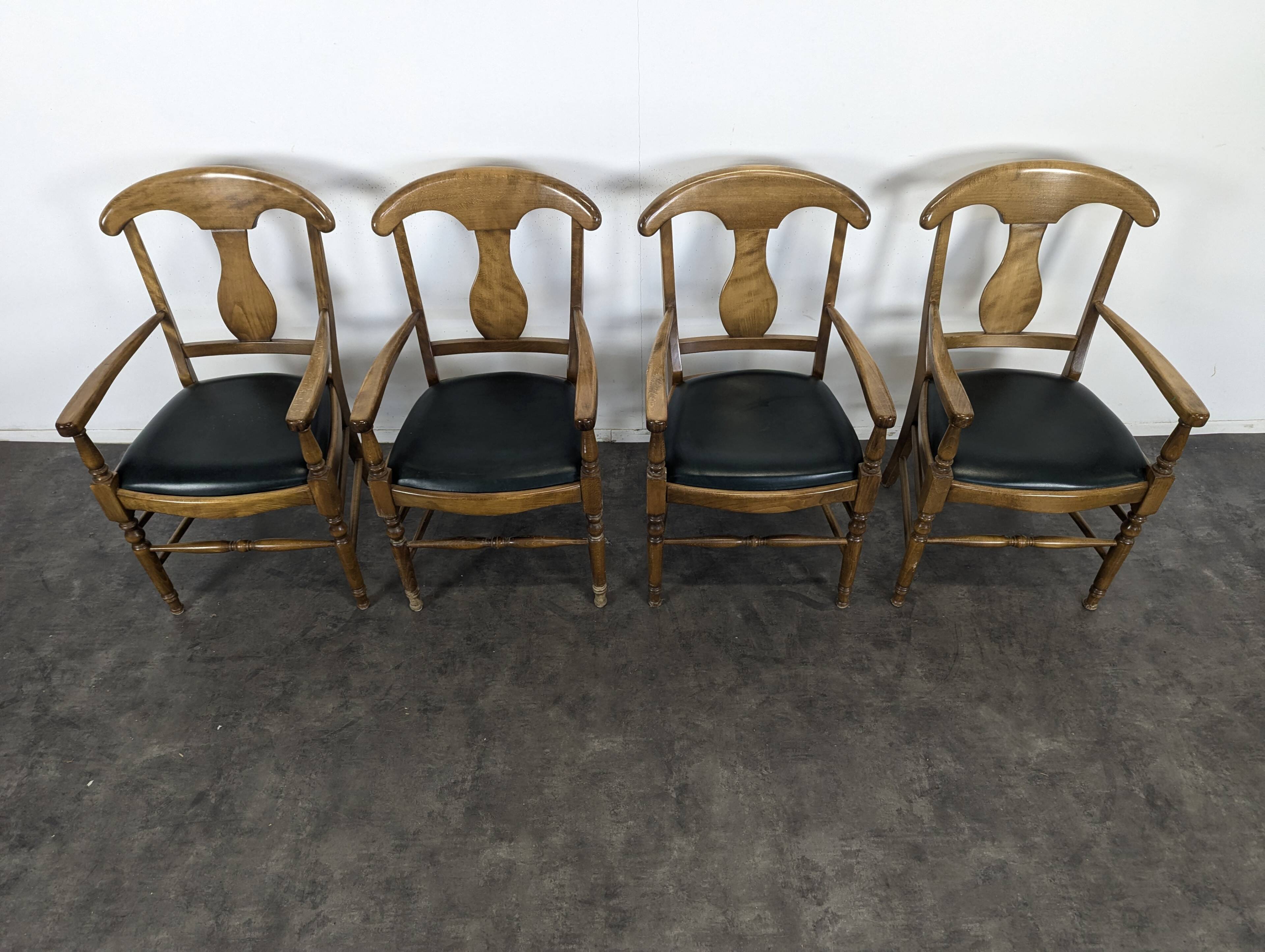 Serie de 4 fauteuils de style directoire à dossier en palmette