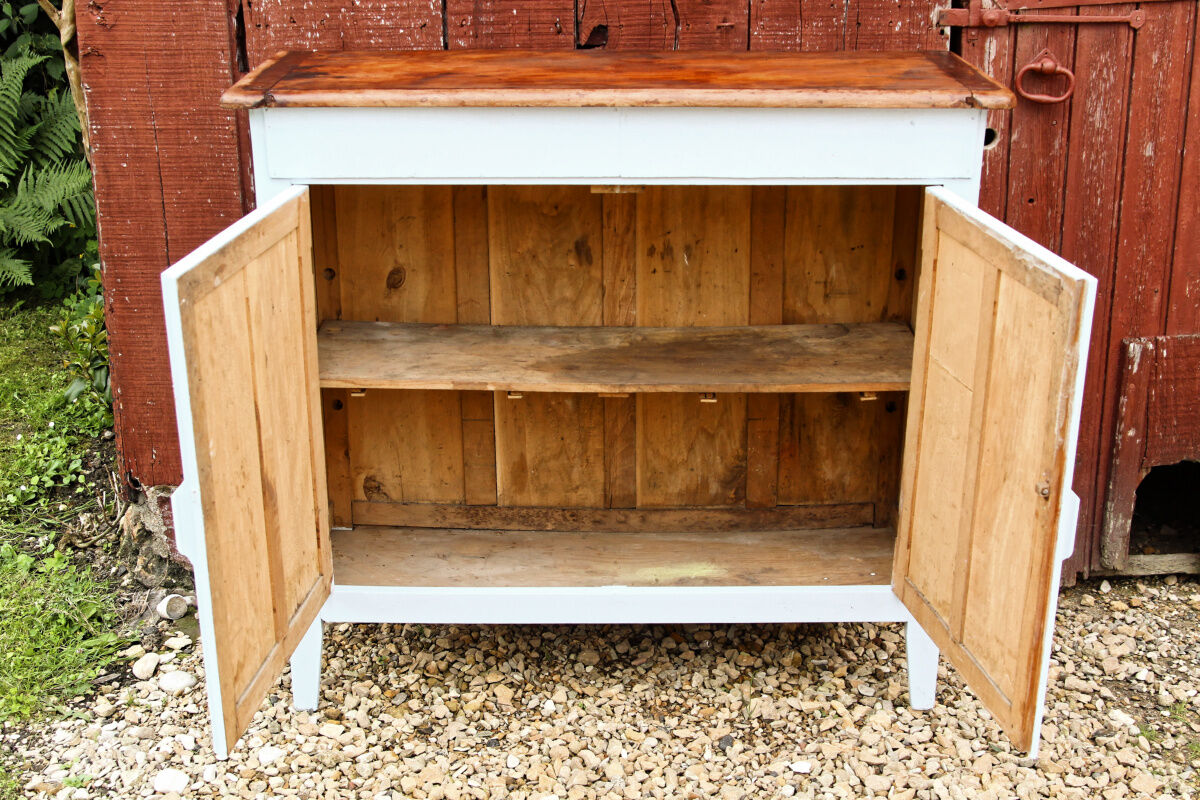 Blue Parisian buffet