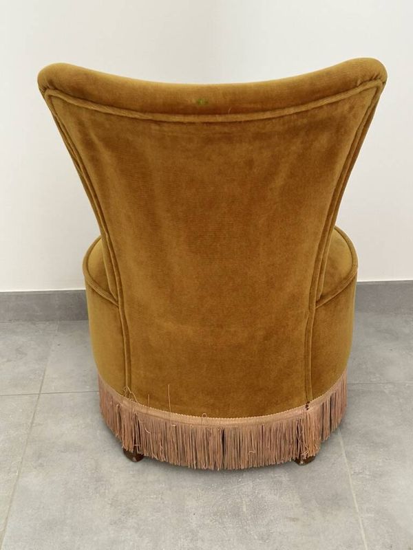Fauteuil type crapaud ocre et franges