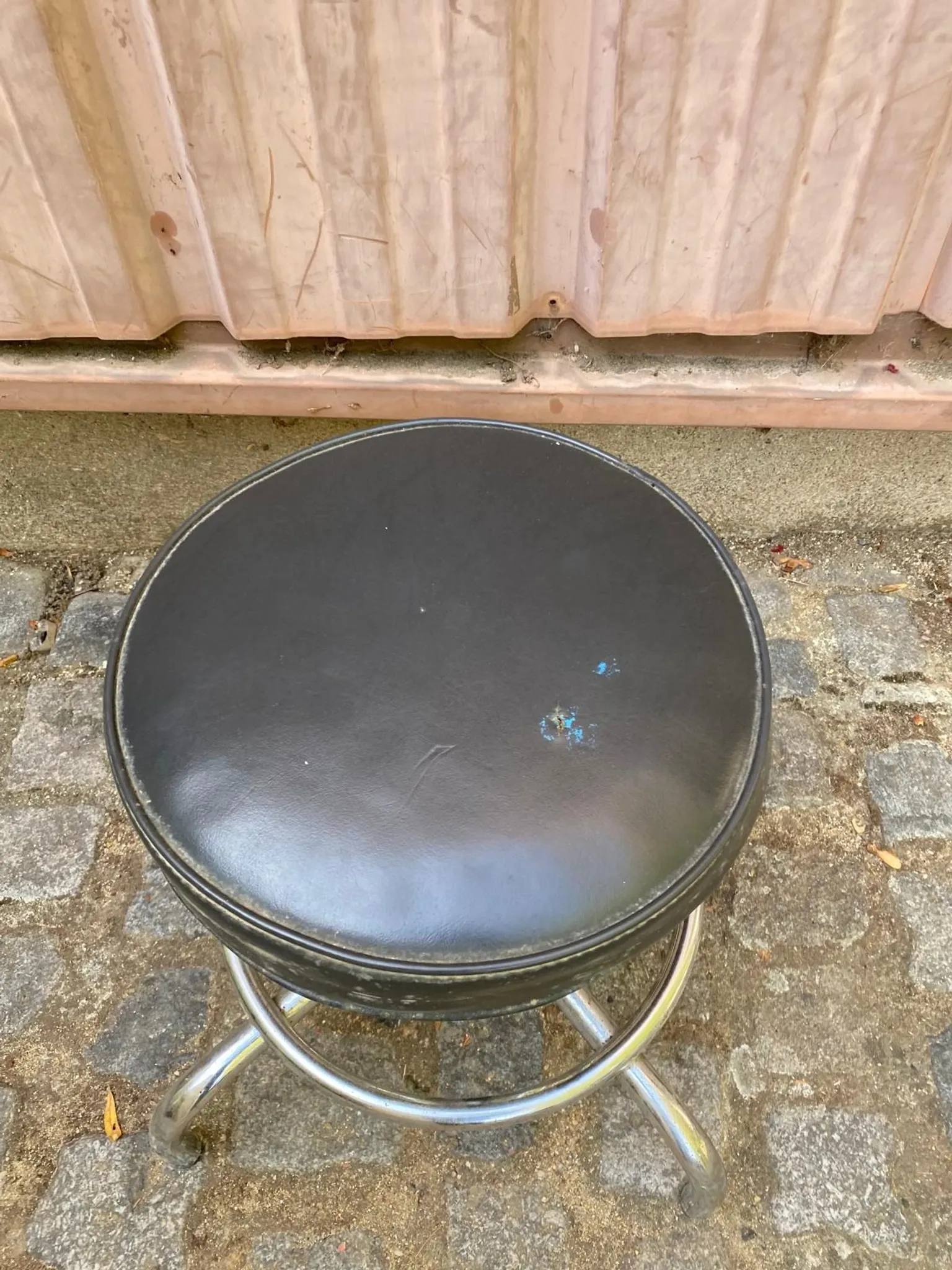 Vintage low swivel stool in chrome steel from the 1970s.