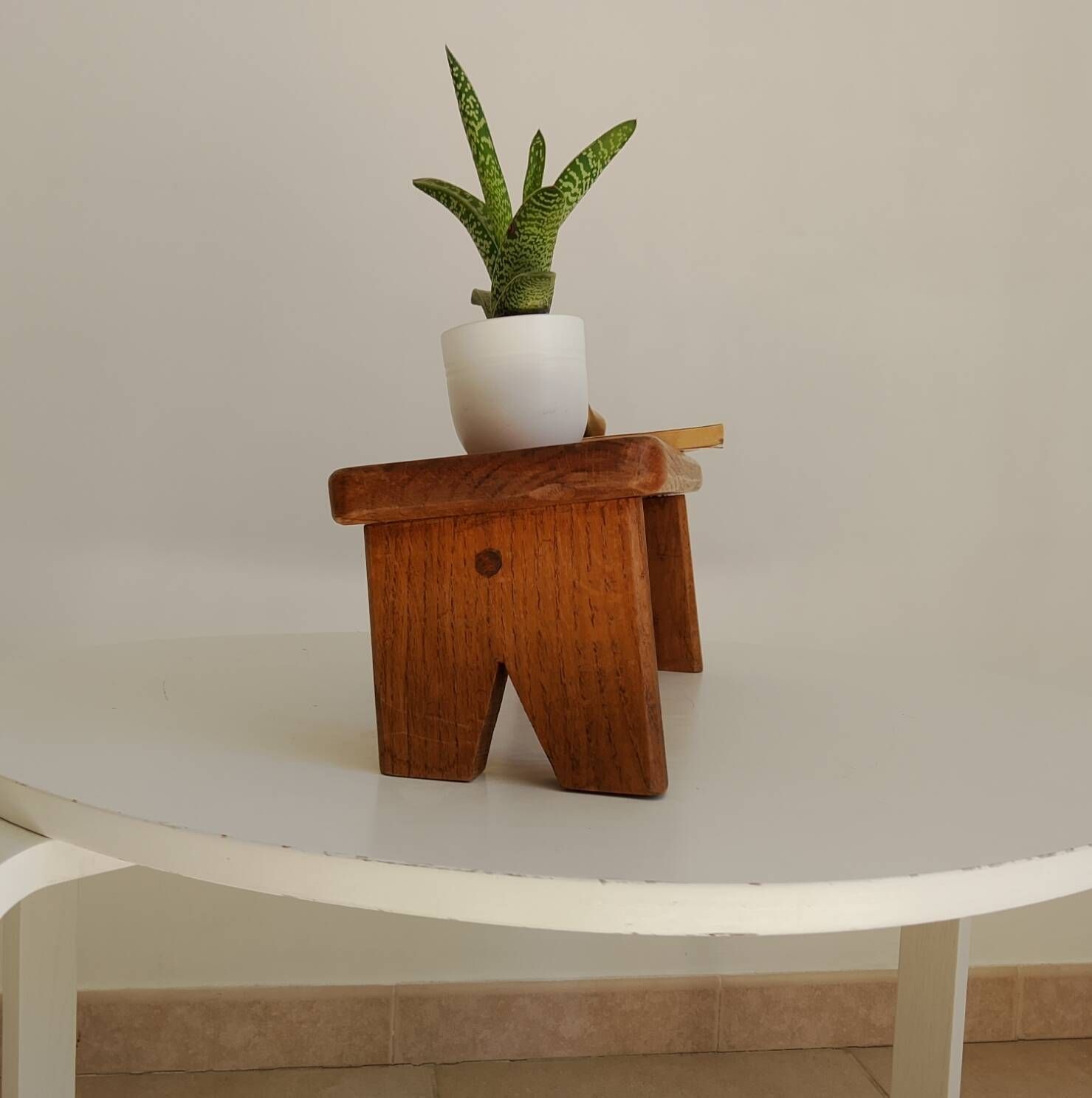 Tabouret petit banc brutaliste années 60 en chêne massif
