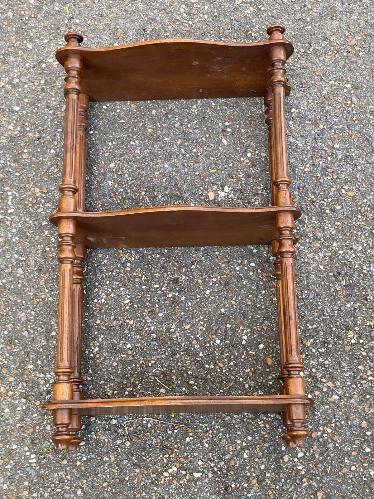 19th-century Napoleon III turned wooden wall shelf, 64cm.