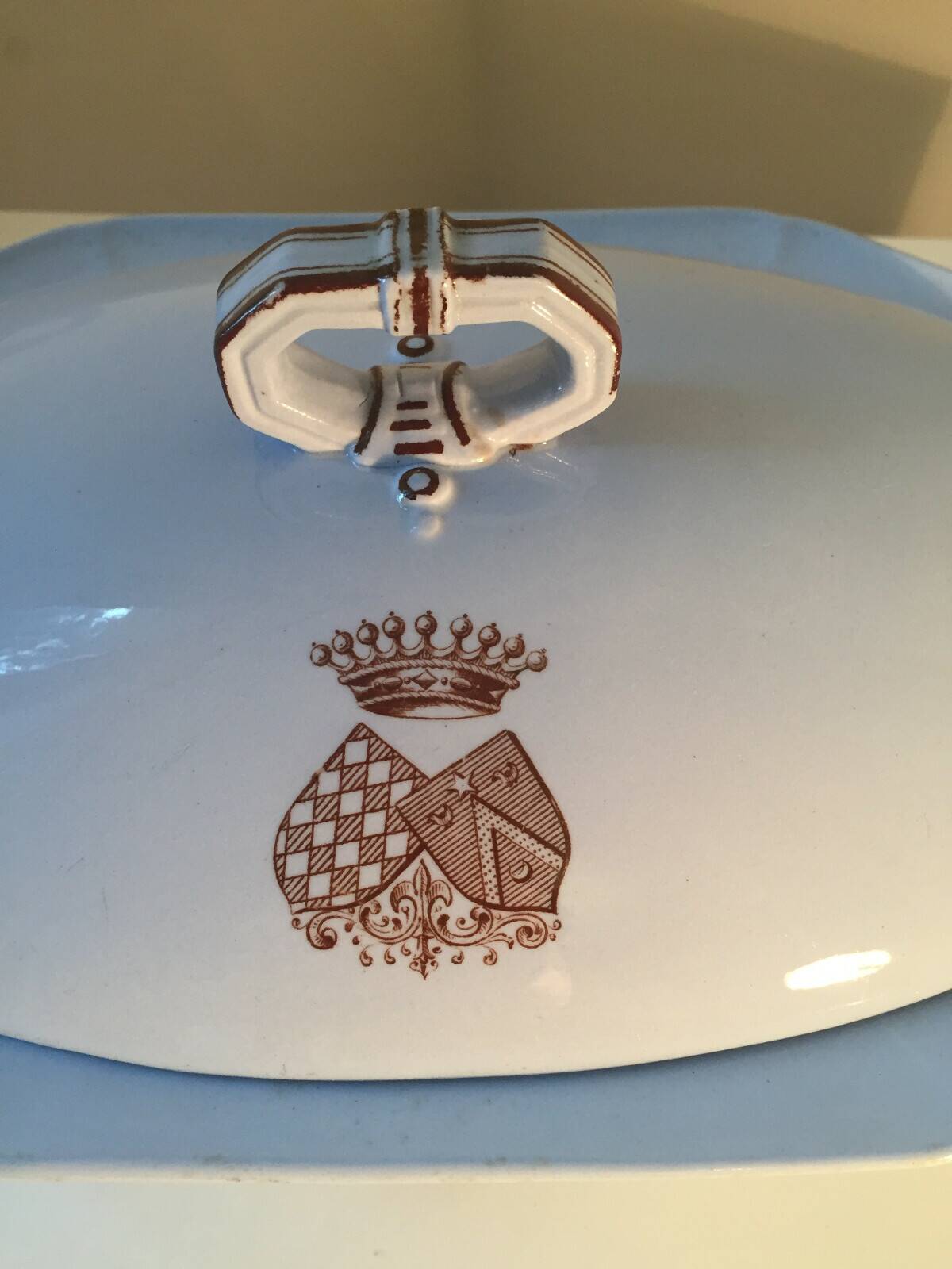 Tureen coat of arms Count Brown Westhead Moore & Co XIX