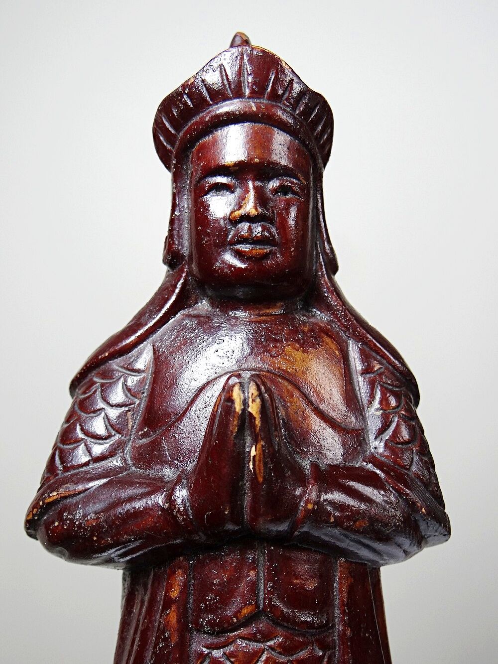 Asian statuette, popular art in carved monoxyle wood, vintage 1930-1960.