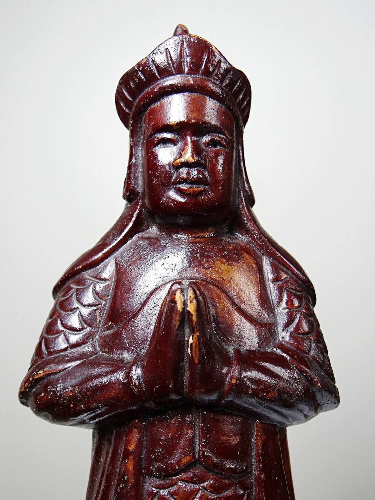 Asian statuette, popular art in carved monoxyle wood, vintage 1930-1960.