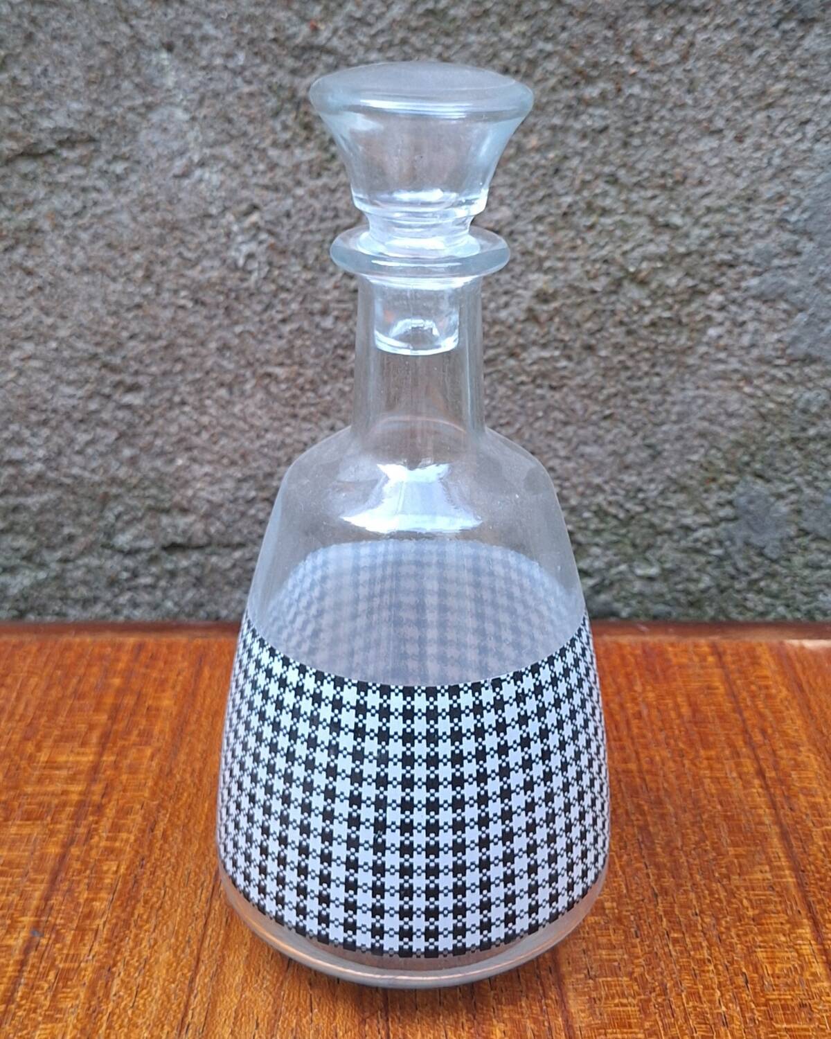 Glass carafe with Vichy decoration