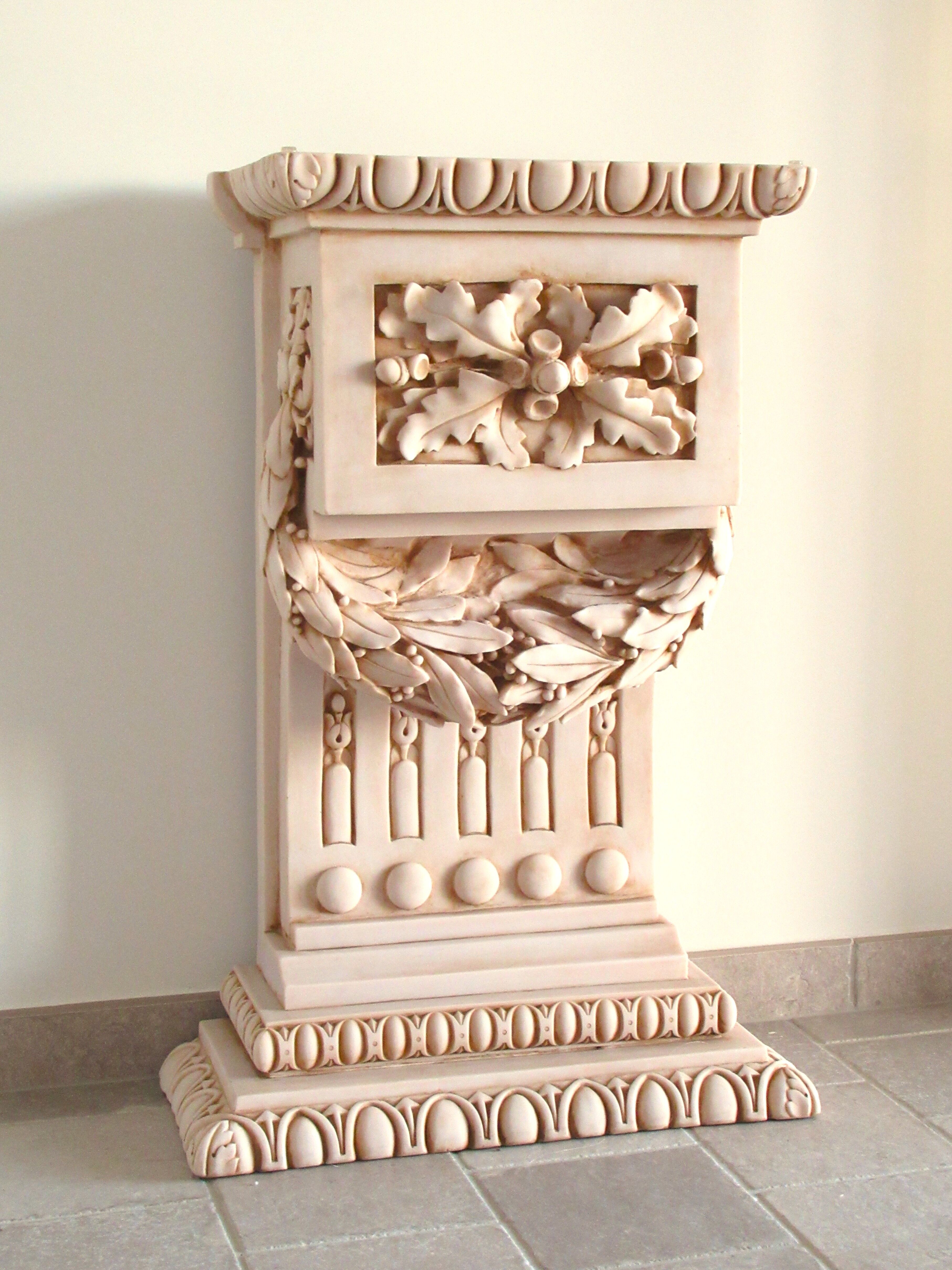 Imperio console with bespoke faceted glass