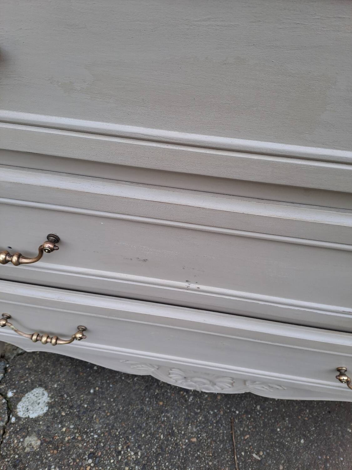 Commode de style louis xv  peinte