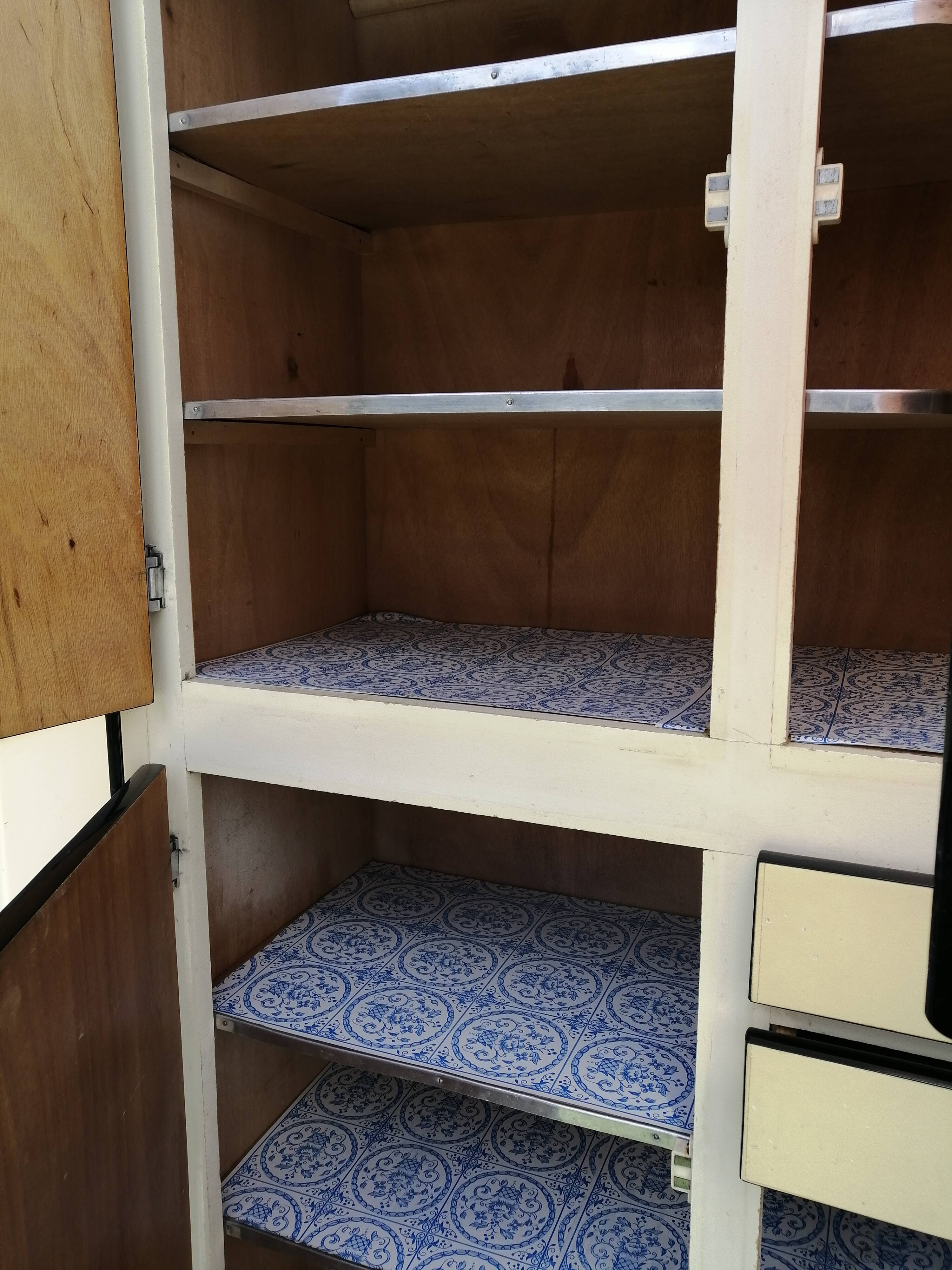 Buffet cuisine in pale yellow formica 50/60 years