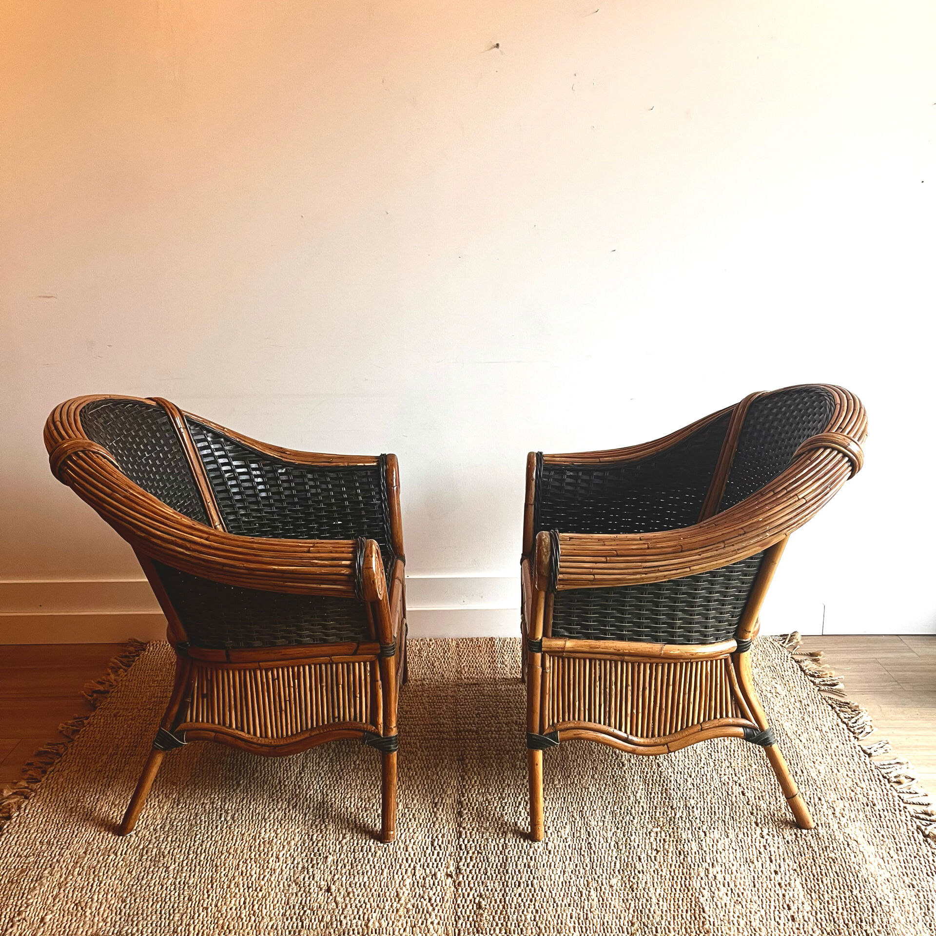 2 fauteuils rotin et cuir tressé vintage