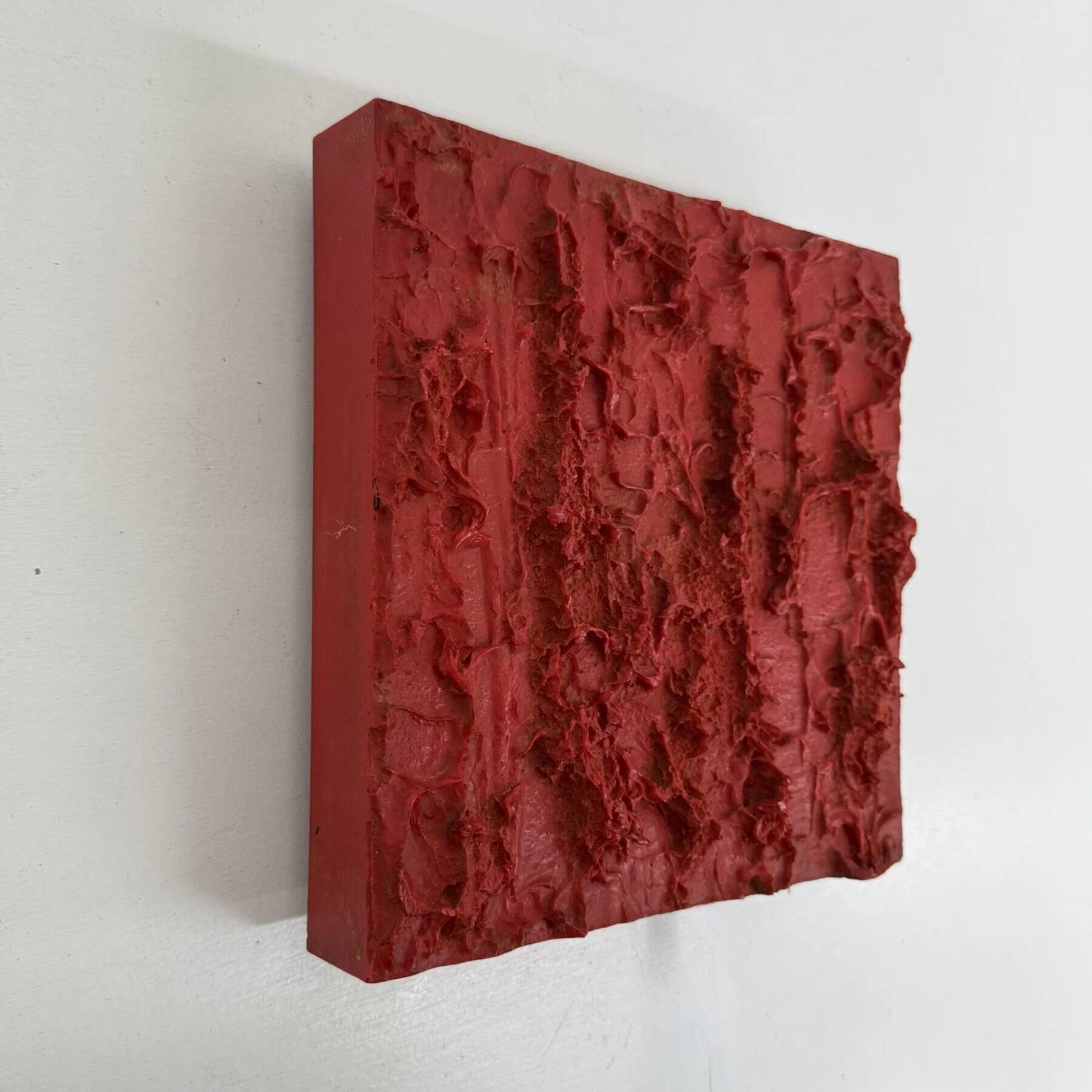 Lampe murale sculpturale rouge design Uwe Mersch des années 1970.