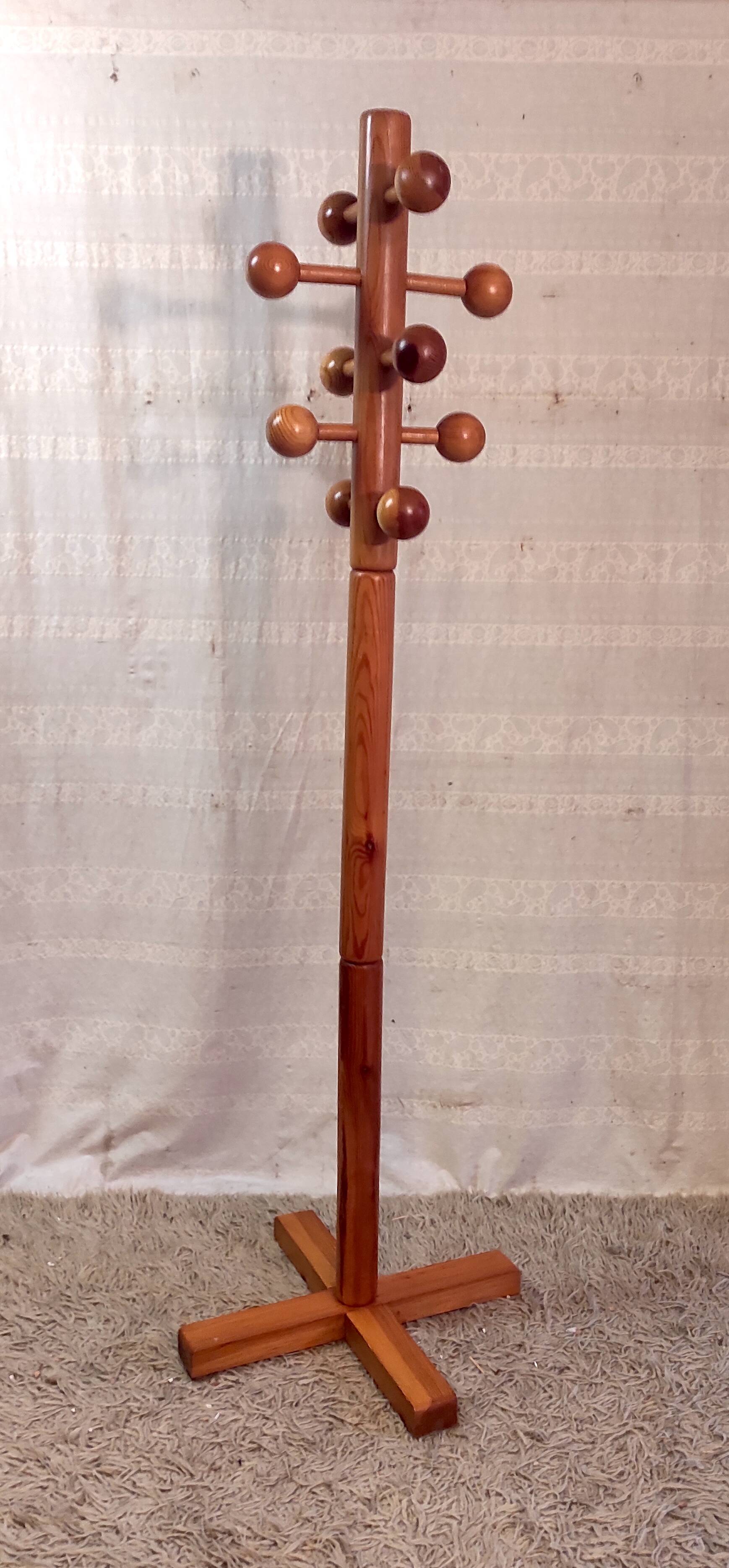 Modernist coat rack in solid wood - mid 20th century.