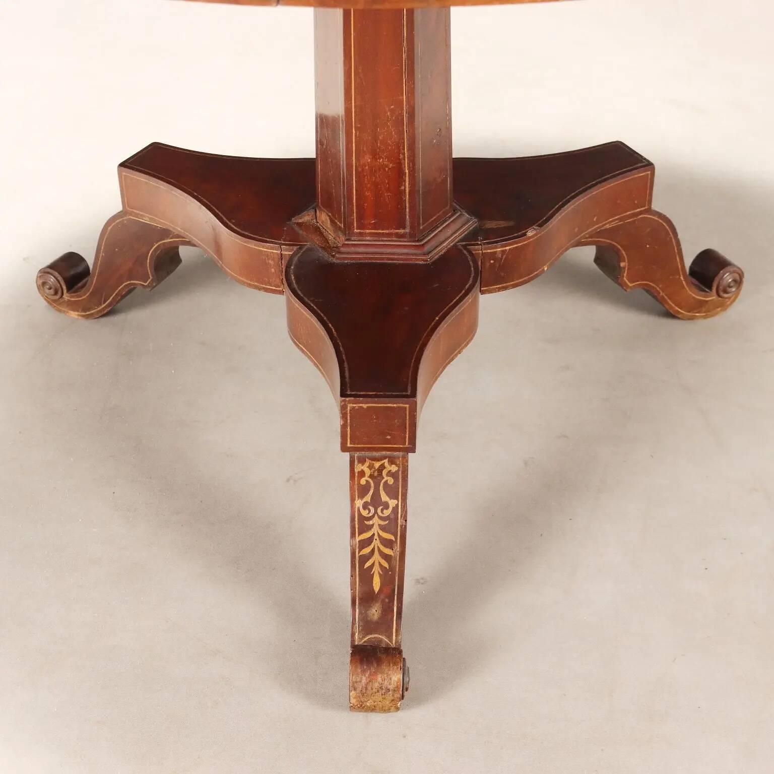 Table ancienne Charles X en acajou marqueté, Italie, XIXe siècle