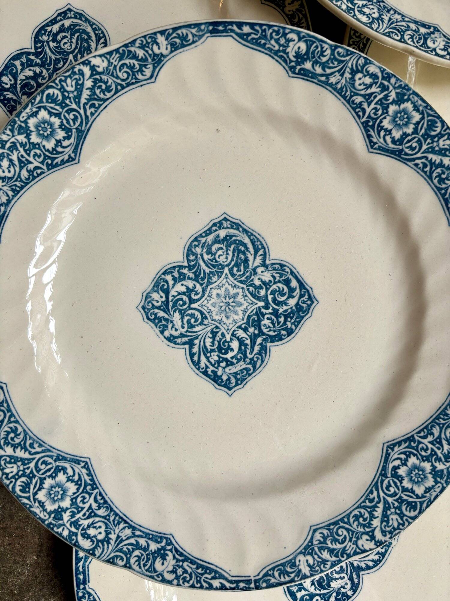 6 Gien flat plates in blue and ecru iron earth