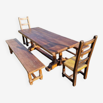 Table de ferme avec deux chaises et deux bancs