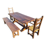 Table de ferme avec deux chaises et deux bancs