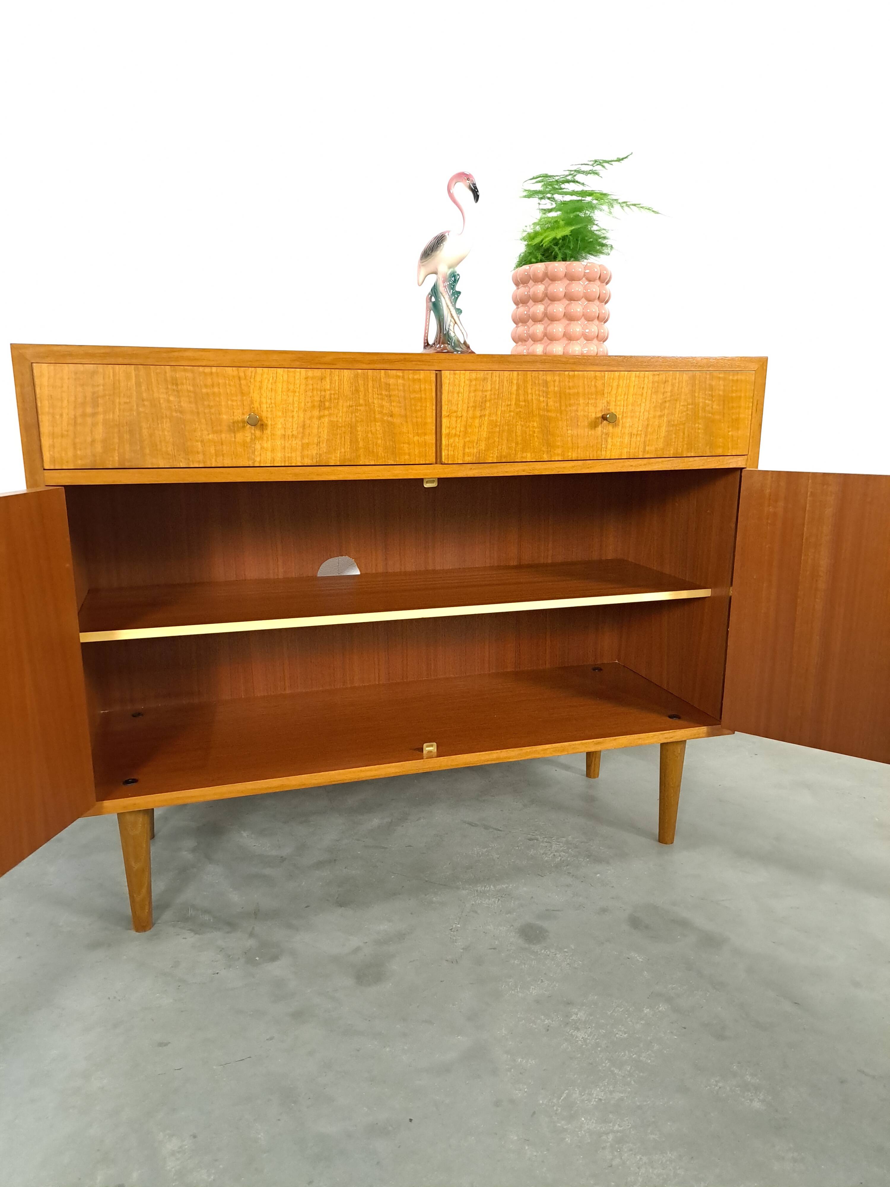 Meuble en placage avec tiroirs et pieds ronds en bois