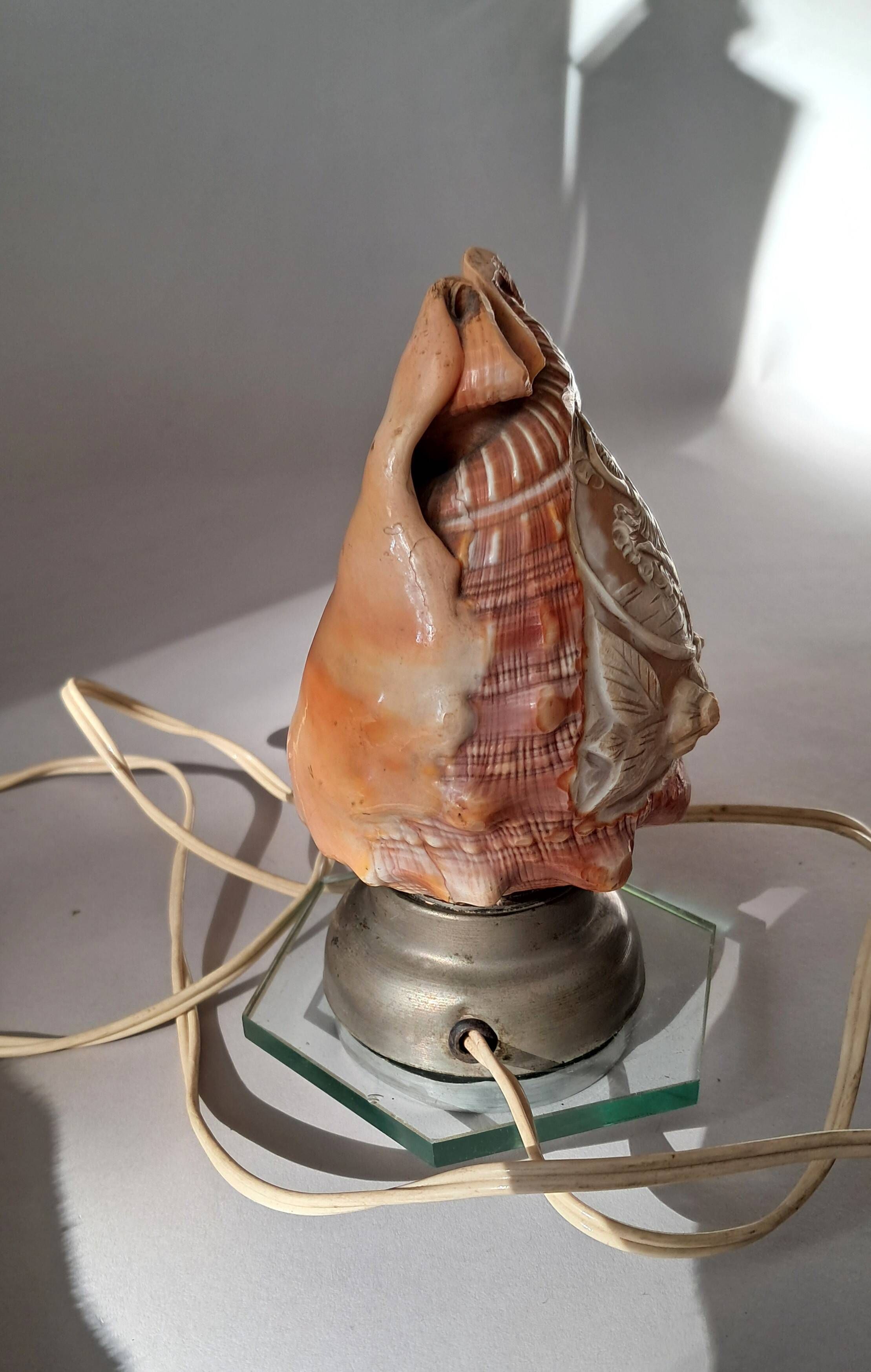 Old shell-shaped night lamp carved in cameo, Art Deco.