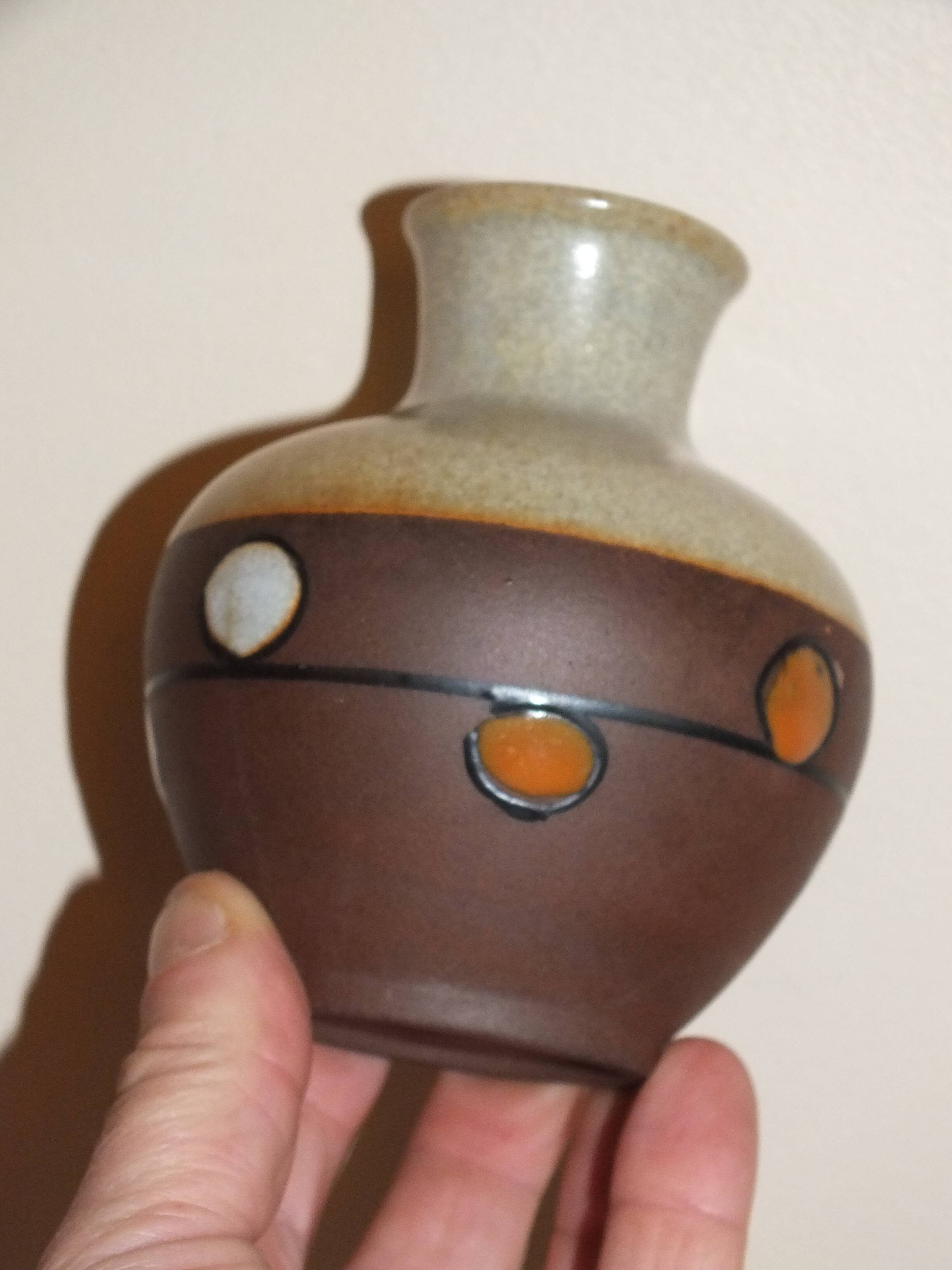 Vase boule vintage en grès émaillé à pois colorés