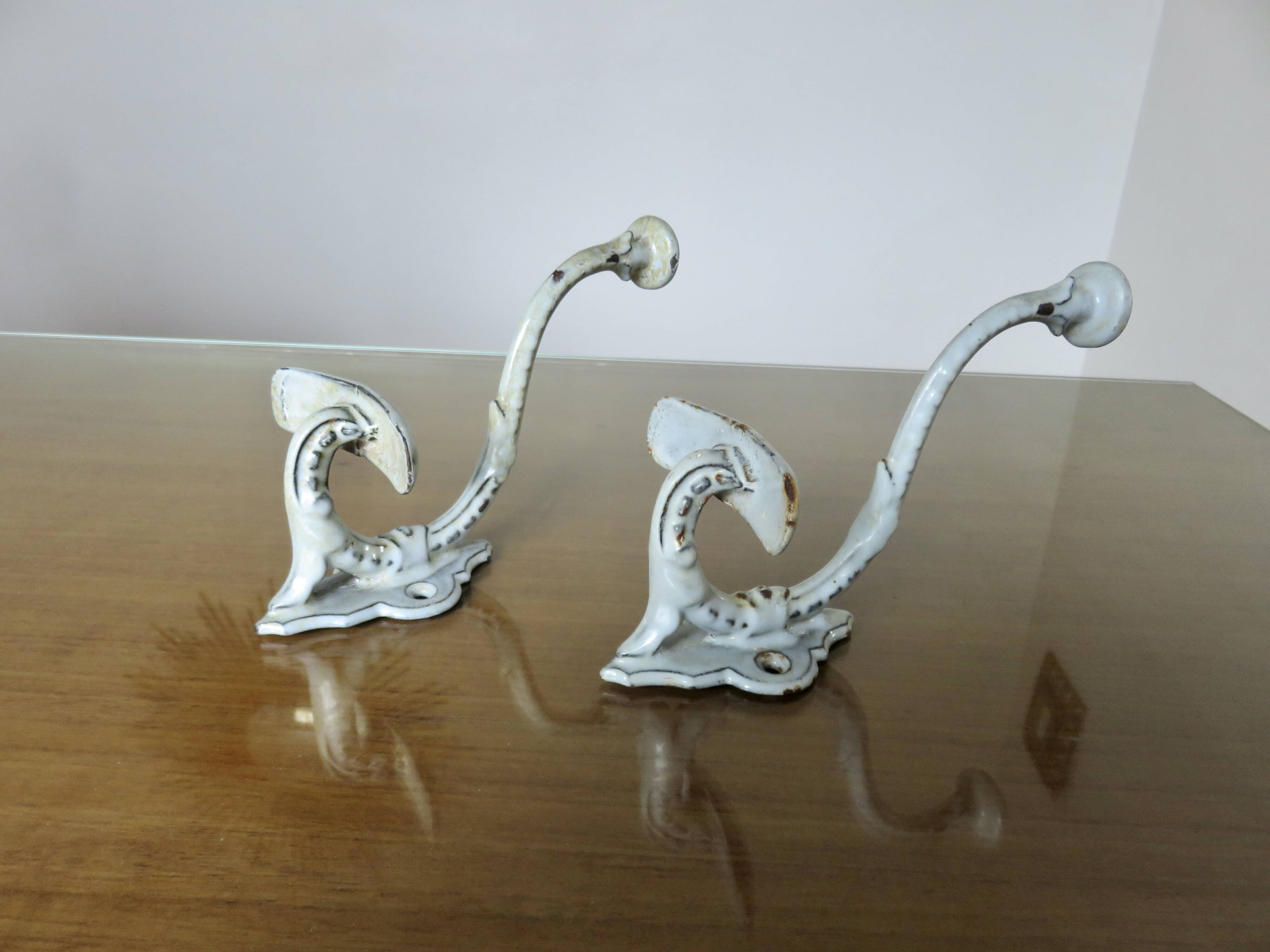 Paire de patères en fonte émaillée, 19ème