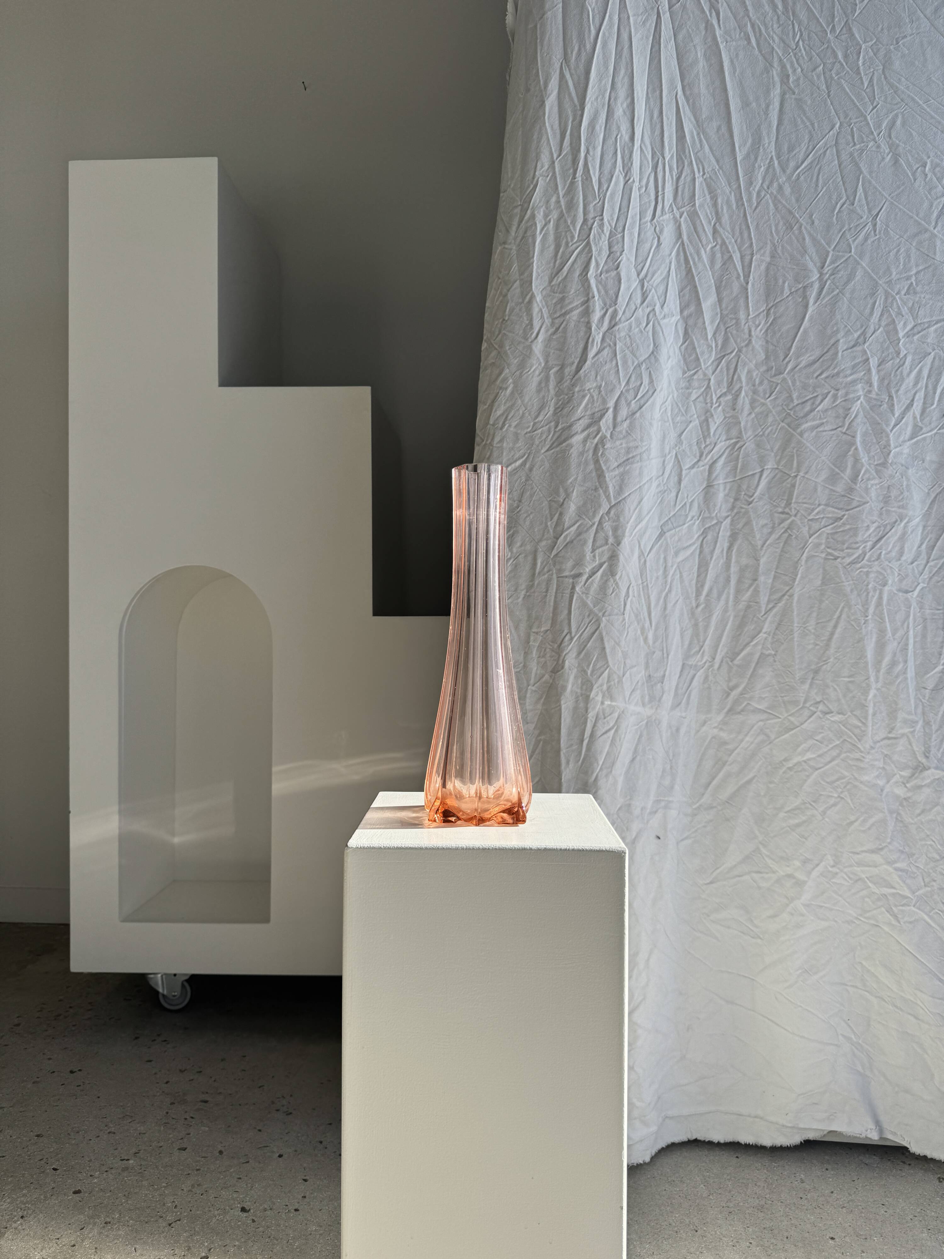 Large pink glass bud vase, H37 D18A