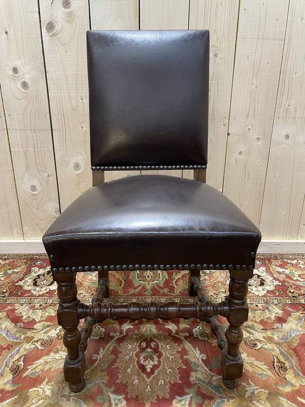 Suite de 4 chaises de style Louis XIII en cuir
