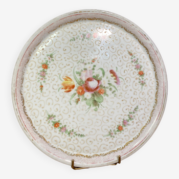 Plateau, plat à dessert en porcelaine à décor floral polychrome et or rehaussé d'émail