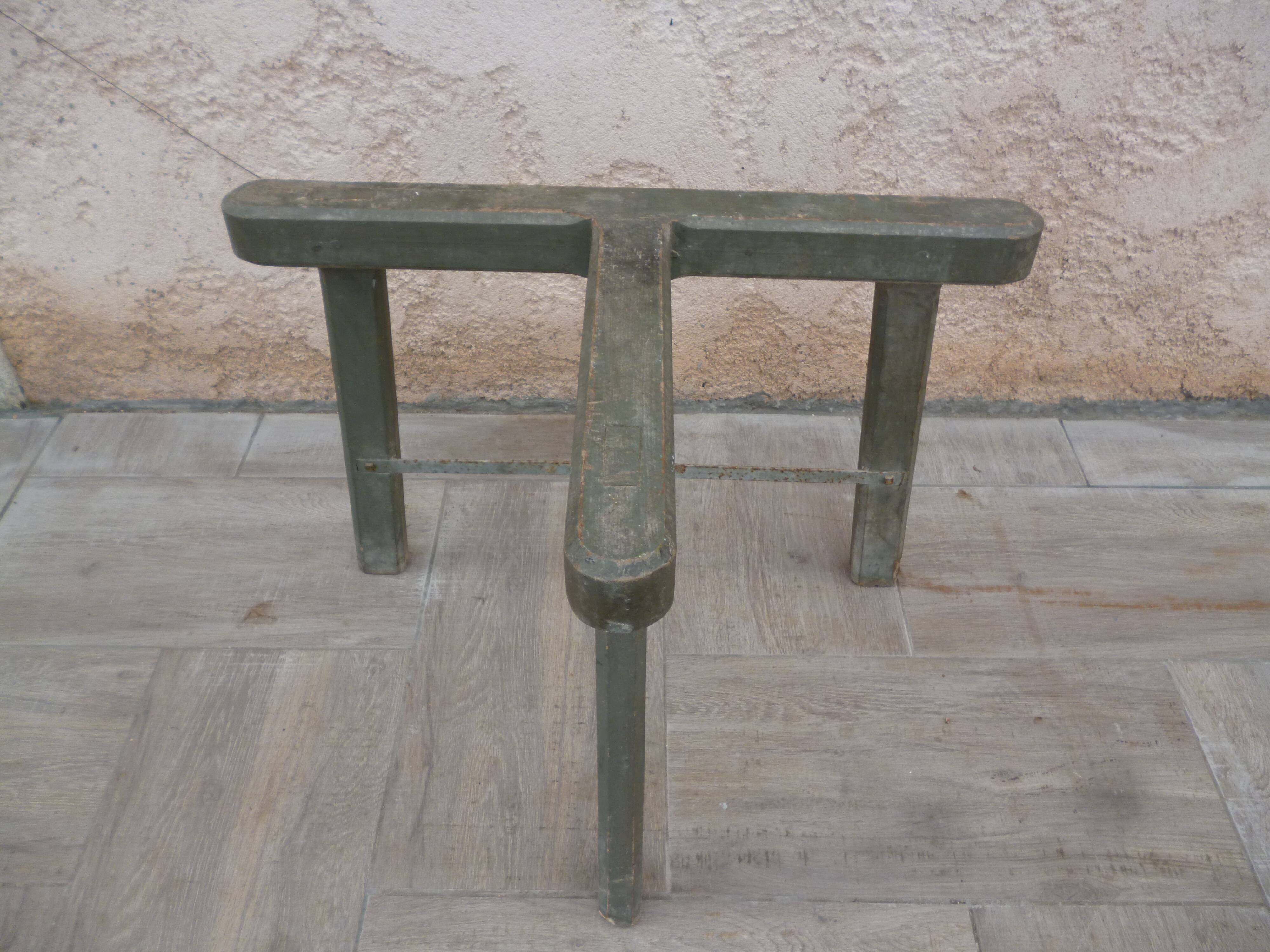Basin with its ancient zinc trepieds