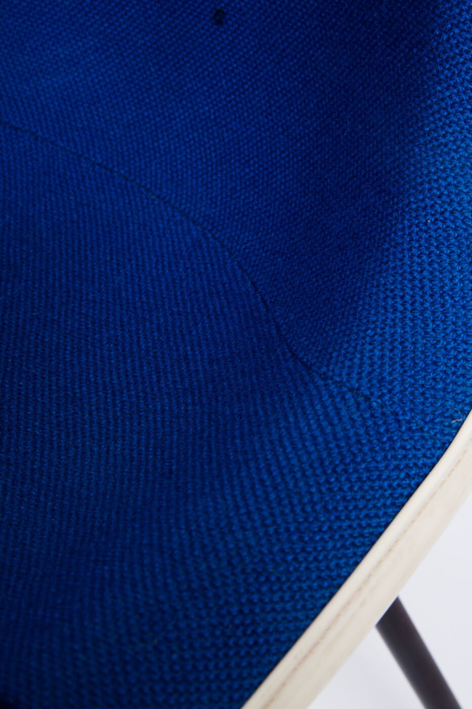 DSX Eames fiberglass chair