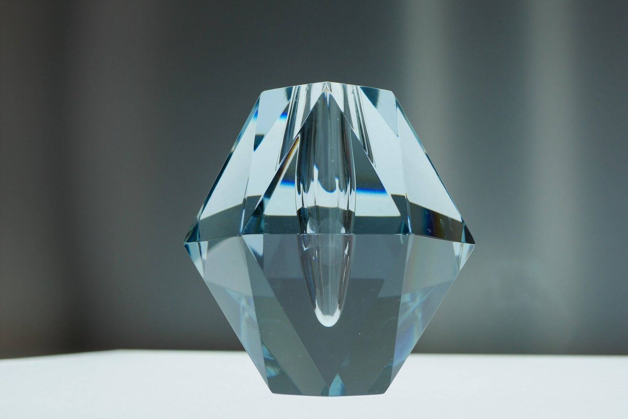Vase en cristal en forme de diamant de Strömbergshyttan