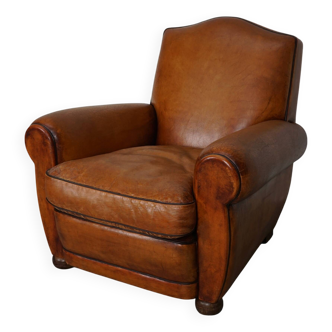 Fauteuil club vintage français en cuir couleur cognac avec dossier moustache