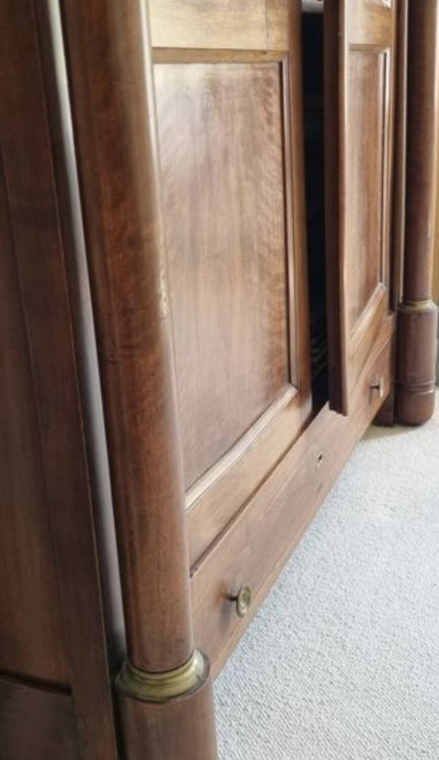 Armoire Empire avec colonnes ornées de bronze