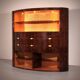 Meuble bar emblématique Aldo Tura en cuir de chèvre marron avec ascenseur électrique et intérieur miroir.