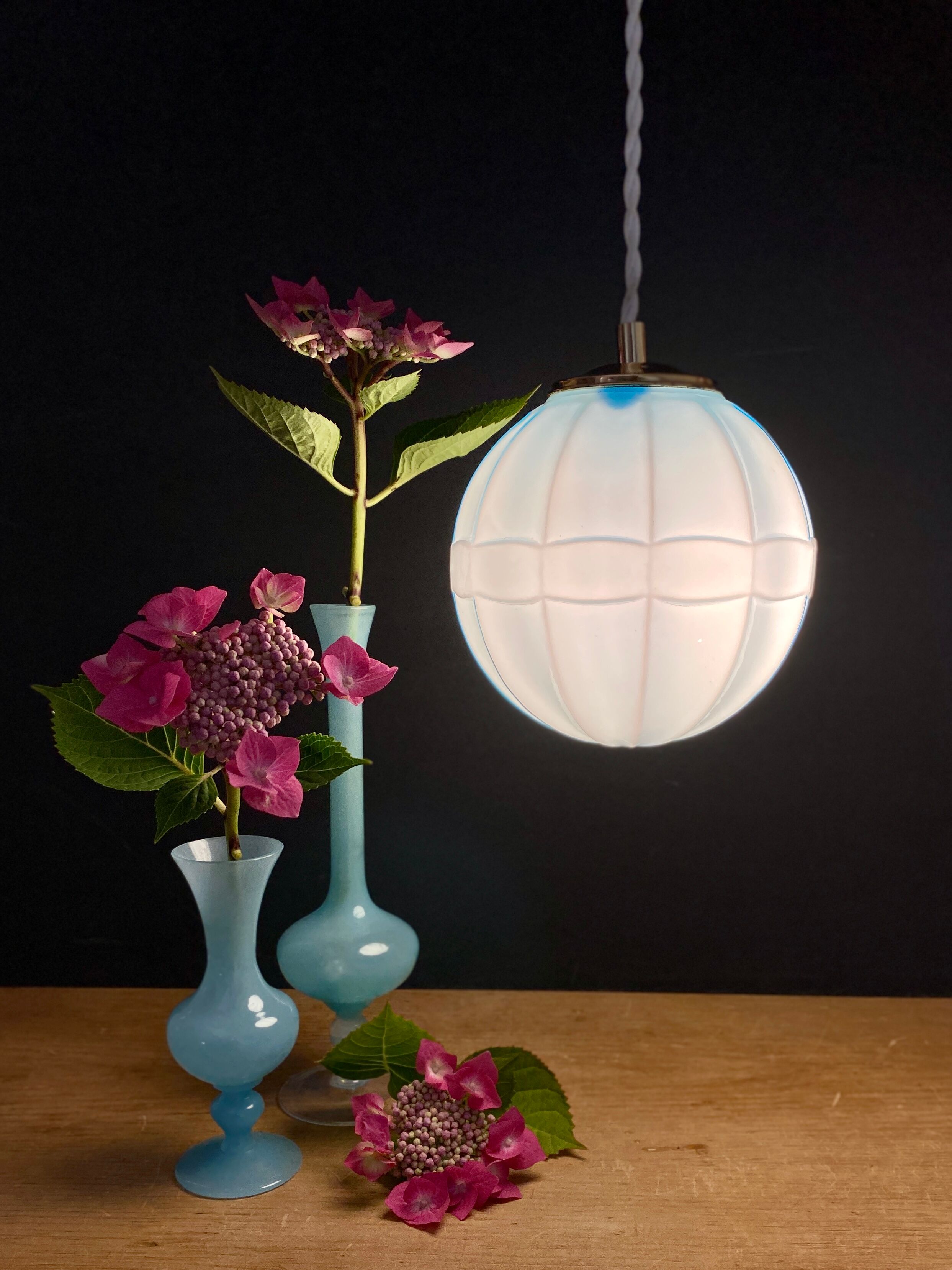 Suspension globe vintage en opaline bleue