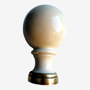 Twentieth art deco staircase ball in beige porcelain and gilded brass