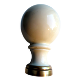 Boule d'escalier xxème art déco en porcelaine beige et laiton doré
