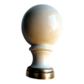 Boule d'escalier xxème art déco en porcelaine beige et laiton doré