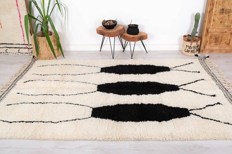 Handmade Berber rug, traditional craftsmanship, size 150 x 250 cm