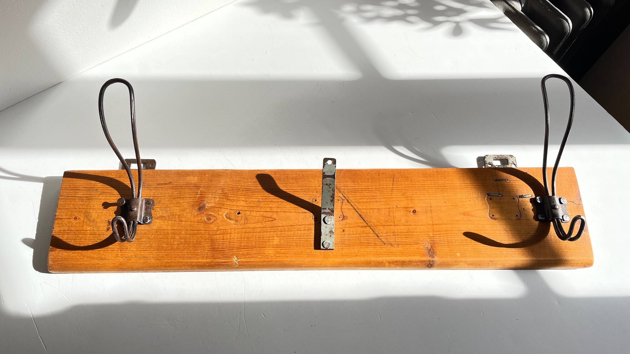 Portemanteau ecole en bois et acier vintage