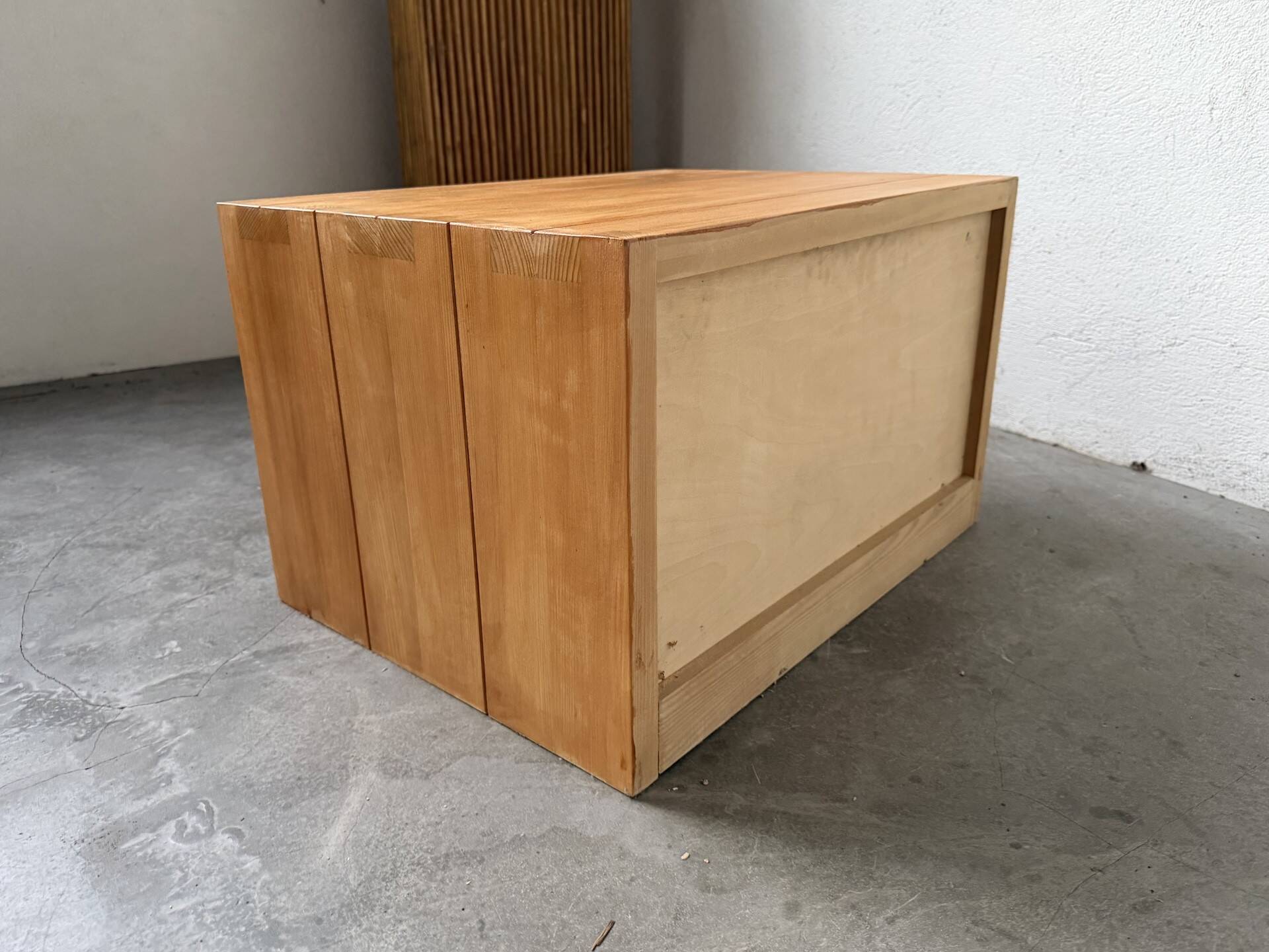 Regain bedside table in solid elm