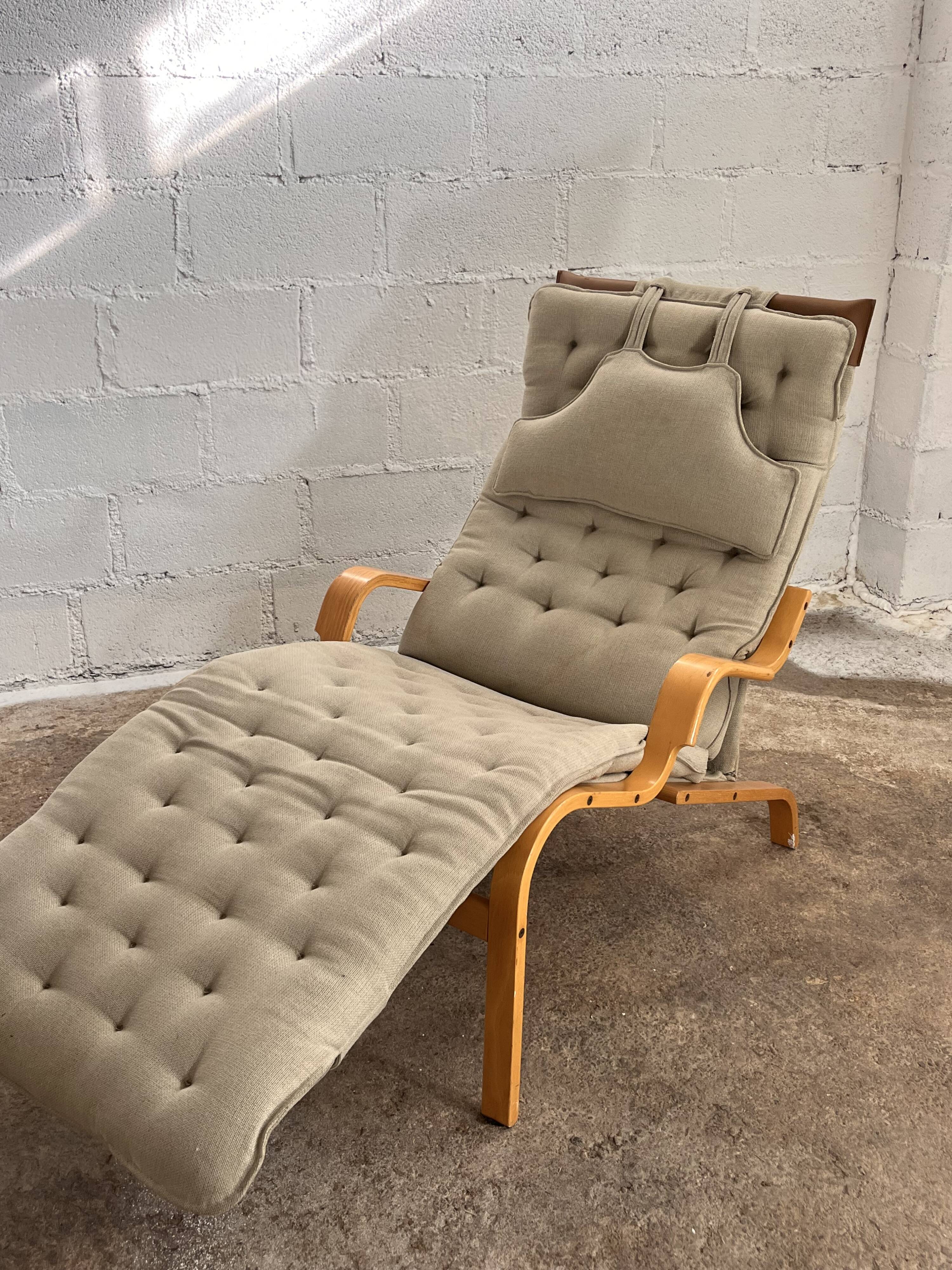 Scandinavian chaise longue