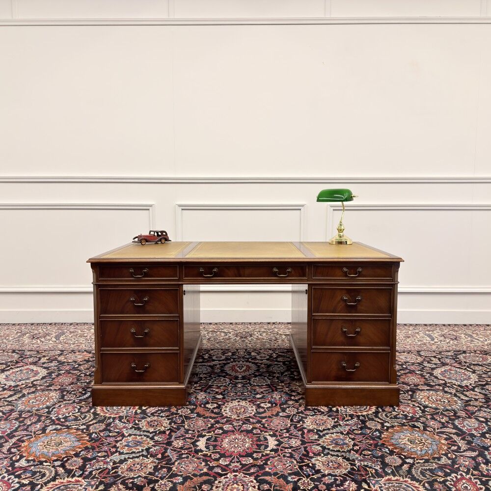 Classic English Heldense Desk